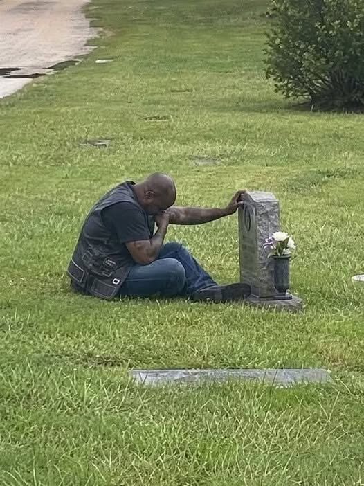 A BIKER CAME TO MY WIFE’S GRAVE EVERY SINGLE WEEK, AND FOR MONTHS, I HAD NO IDEA WHO HE WAS P1